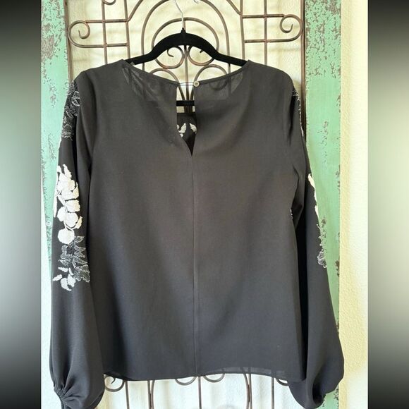 A charming floral design in textured embroidered bell sleeve's XS. - Picture 6 of 7